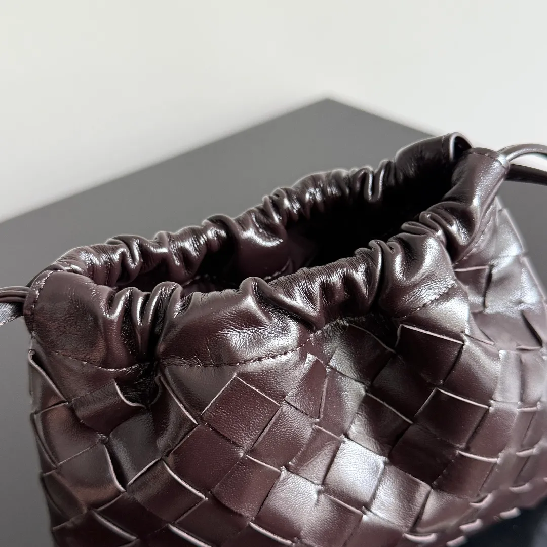 Batch 1400 BOTTEGA VENETA DUSTBAG mini size is officially launched📣📣. It still continues the classic weaving process. The lazy and casual feeling presented by the drawstring pockets is not too suitable for summer. The small back body is light and convenient. It is enough to carry lipstick and tissues when going out every day. It is not easy to make mistakes with any clothes. The shoulder strap has a buckle and pull-out design, which can be adjusted to unlock multiple carrying methods. Style number: 816987 Size: 21*16.6*1cm